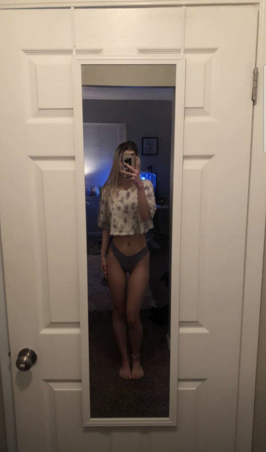 Click to view full size Looks like she’d suck you off while playing minecraft