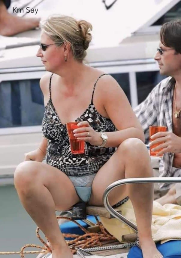 Hermosa descuido o exhibición al público su tanga?2