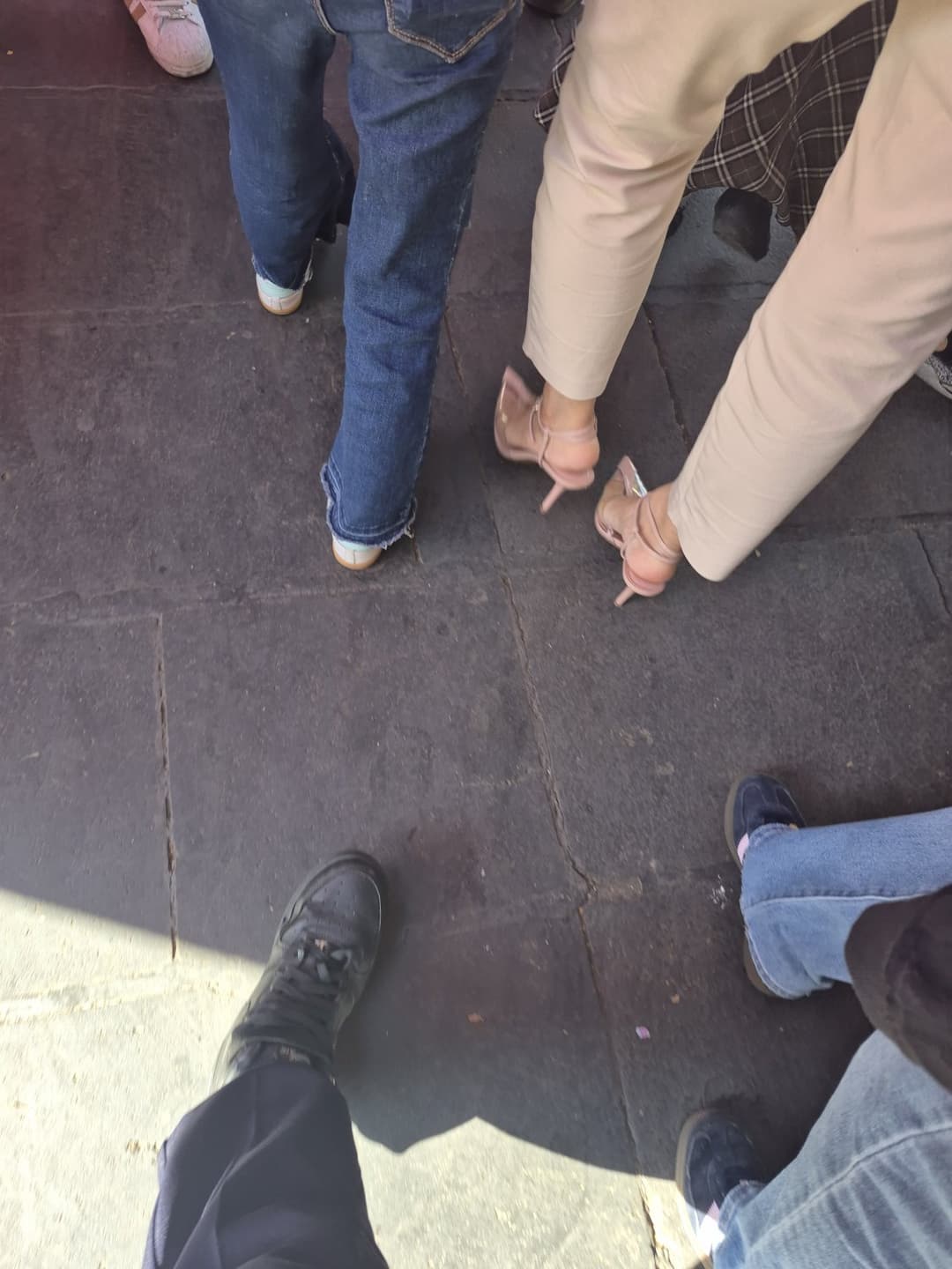 Click to view full size Ricos pies en la calle, strip y de mas