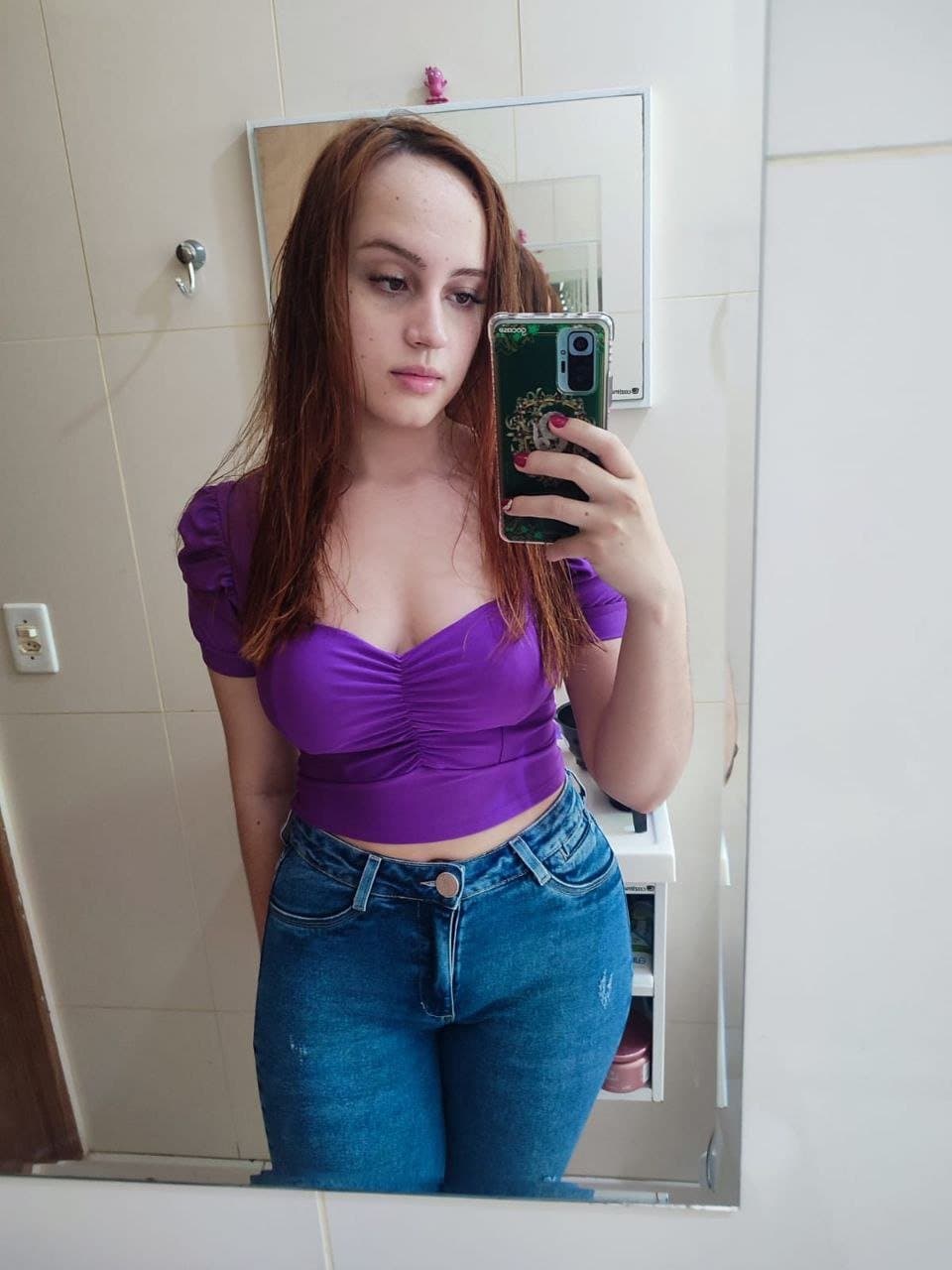 Ruivinha dando a buceta de quatro