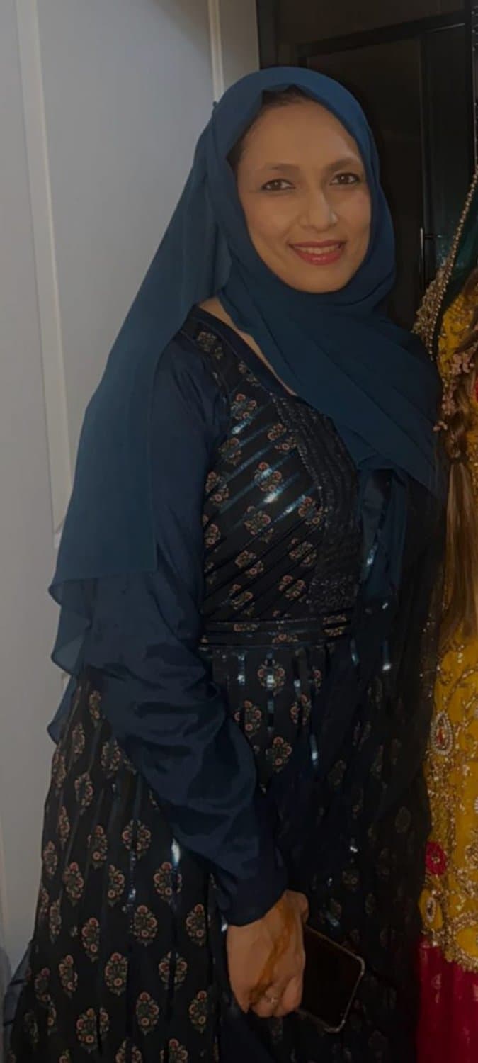 Sexy Aunt in hijab. DM to talk about her