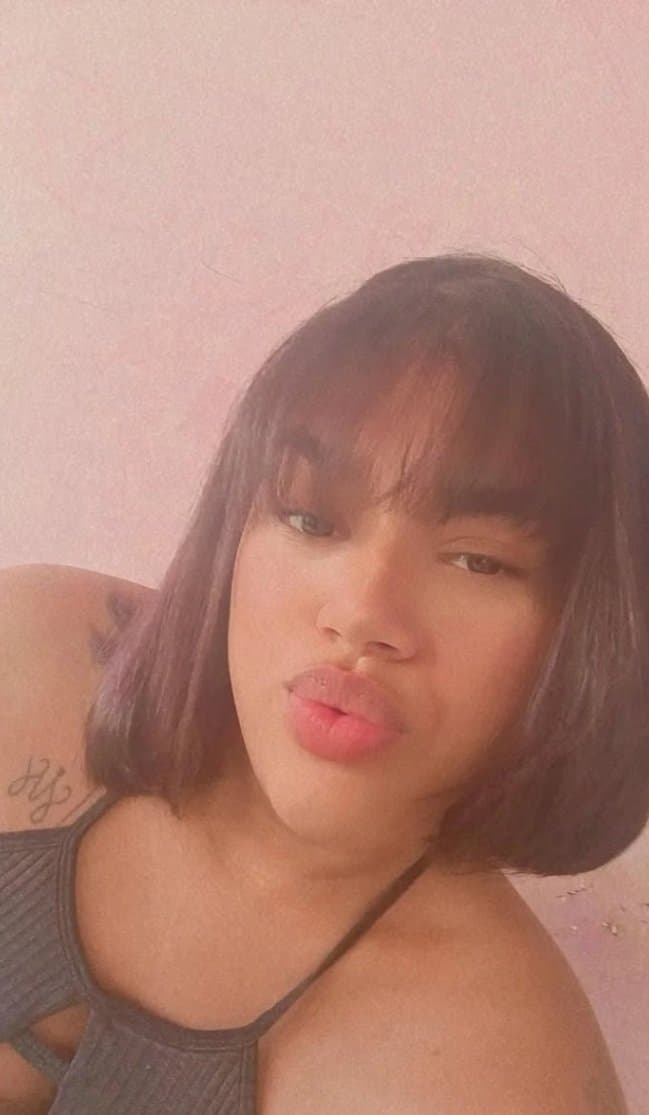 Morena gostosa do maranhao si exibiu e pagou boquete ouvindo Felipe ret e fumando maconha