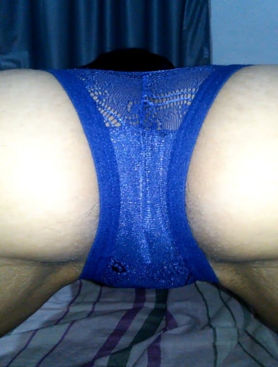 minha esposa putinha posando de calcinha azul