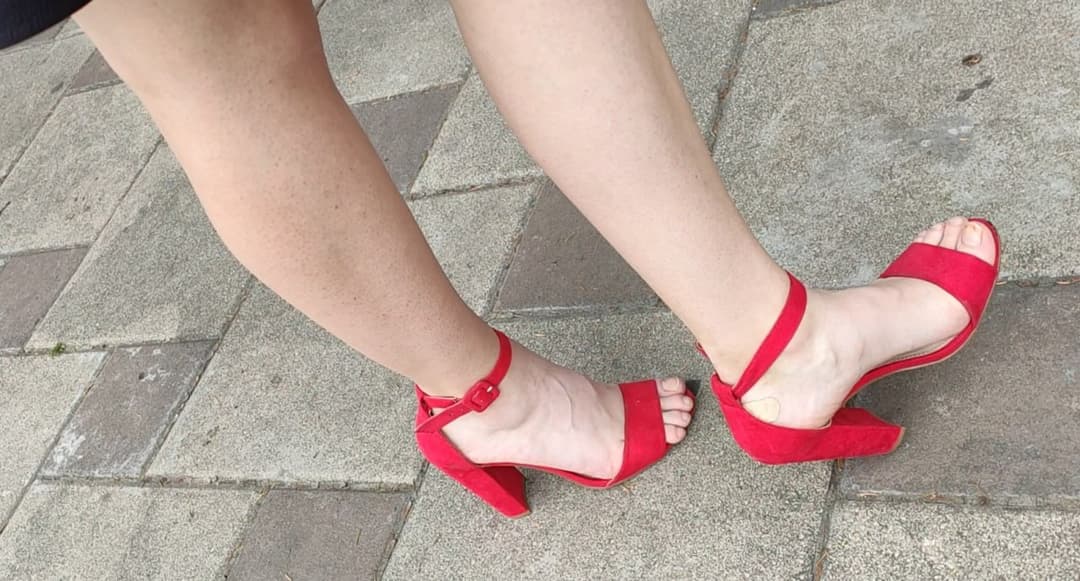 Hot legs in heels /sexy feet/candid