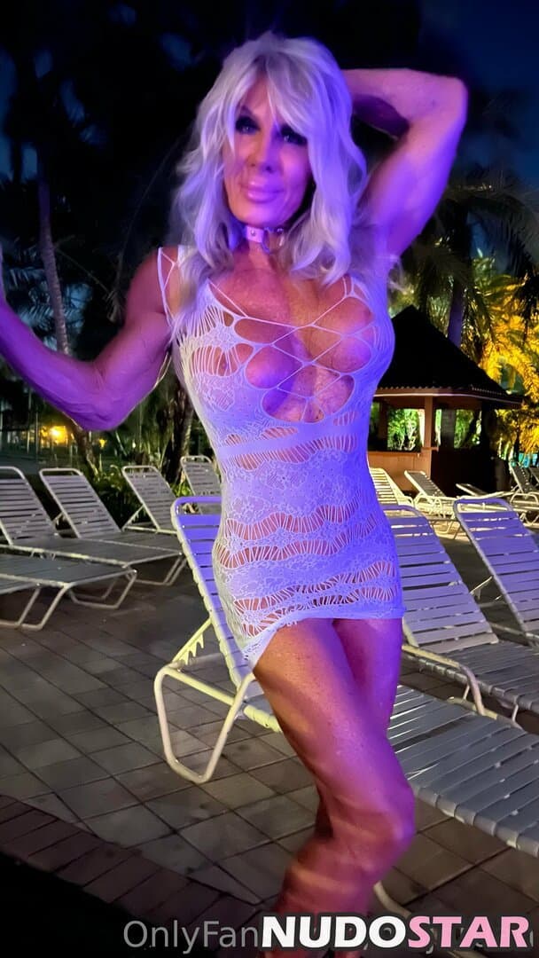 Fit Hotmilf with phat clit in sexy Crotchless panties ??