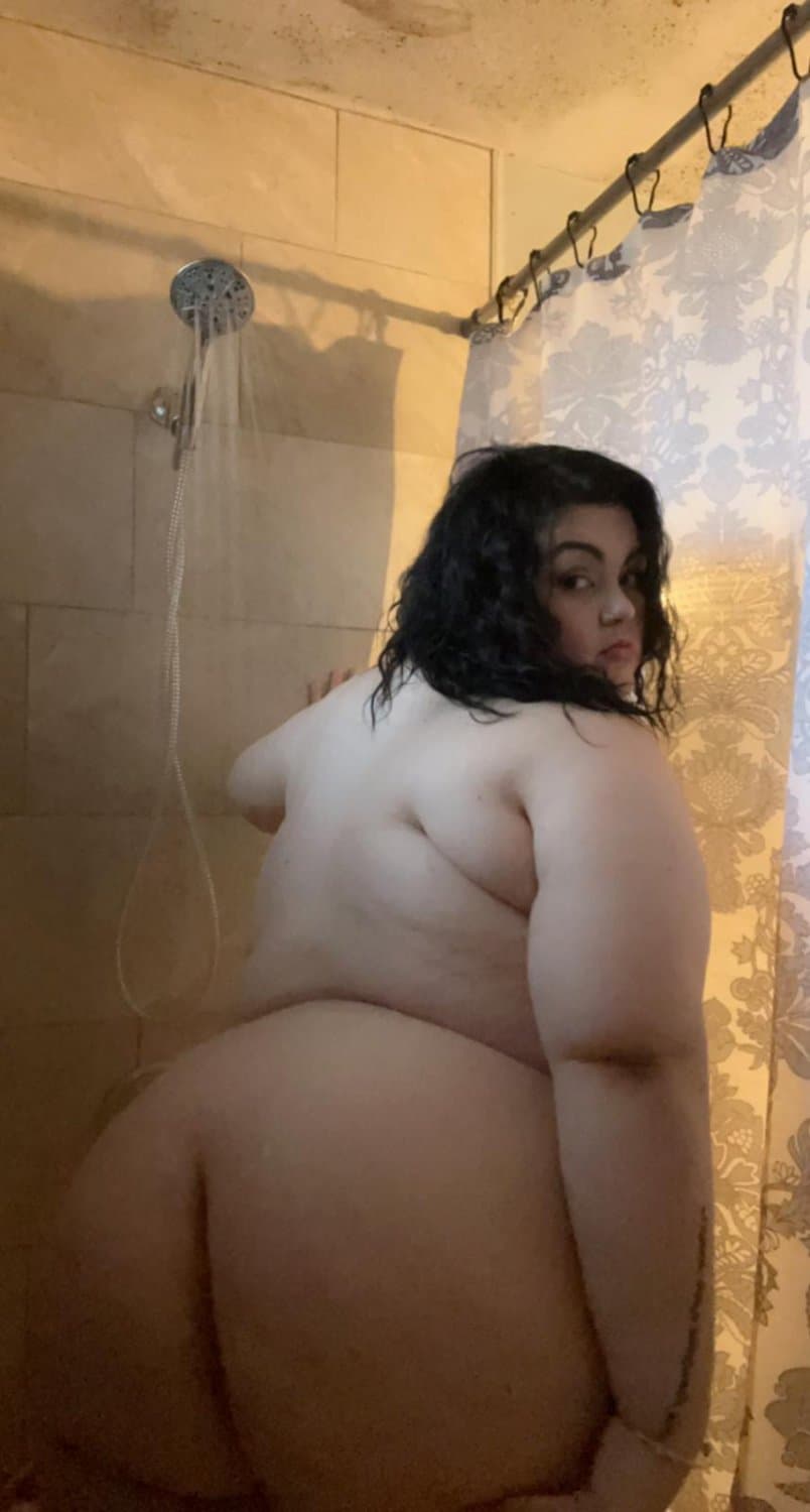 Shannashowing off her fat ass curves & getting fucked