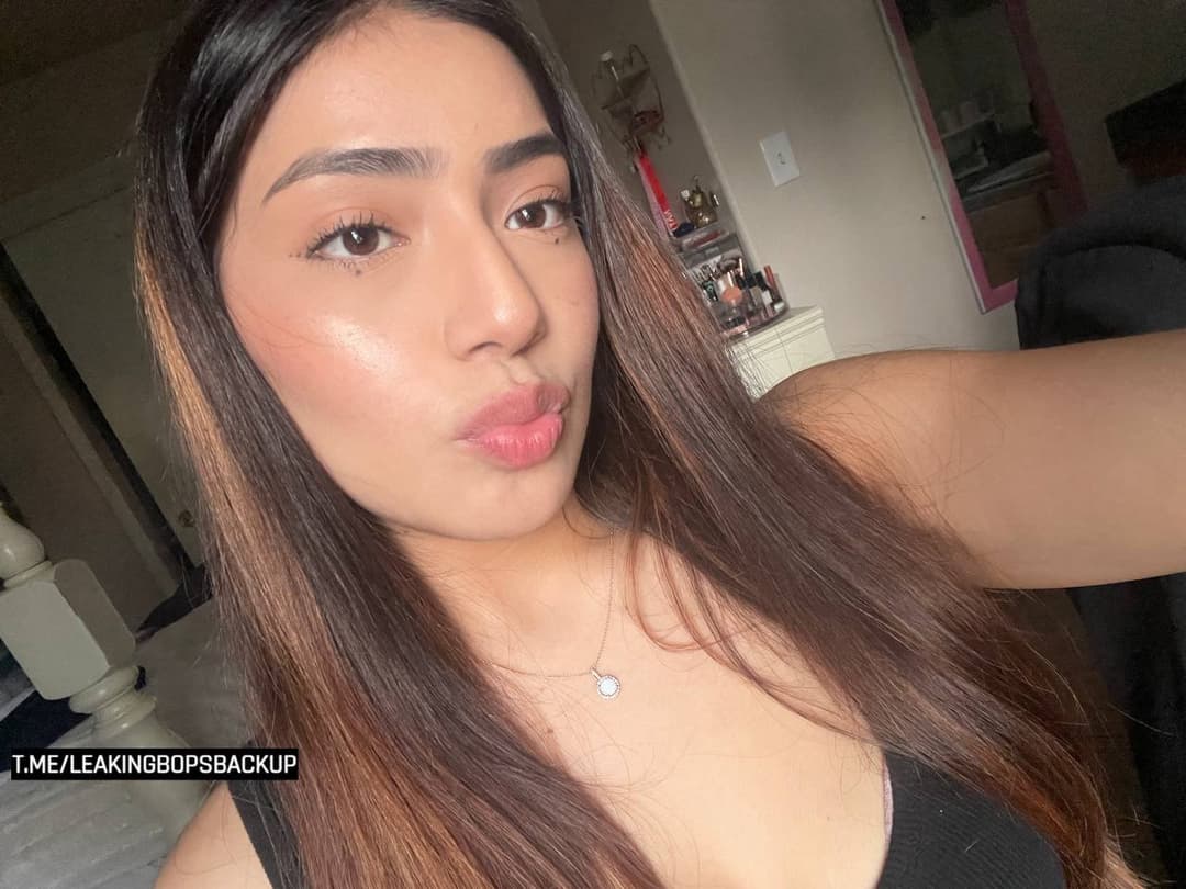 Stunning latina slut sends me her ass pics and shaking her boobs