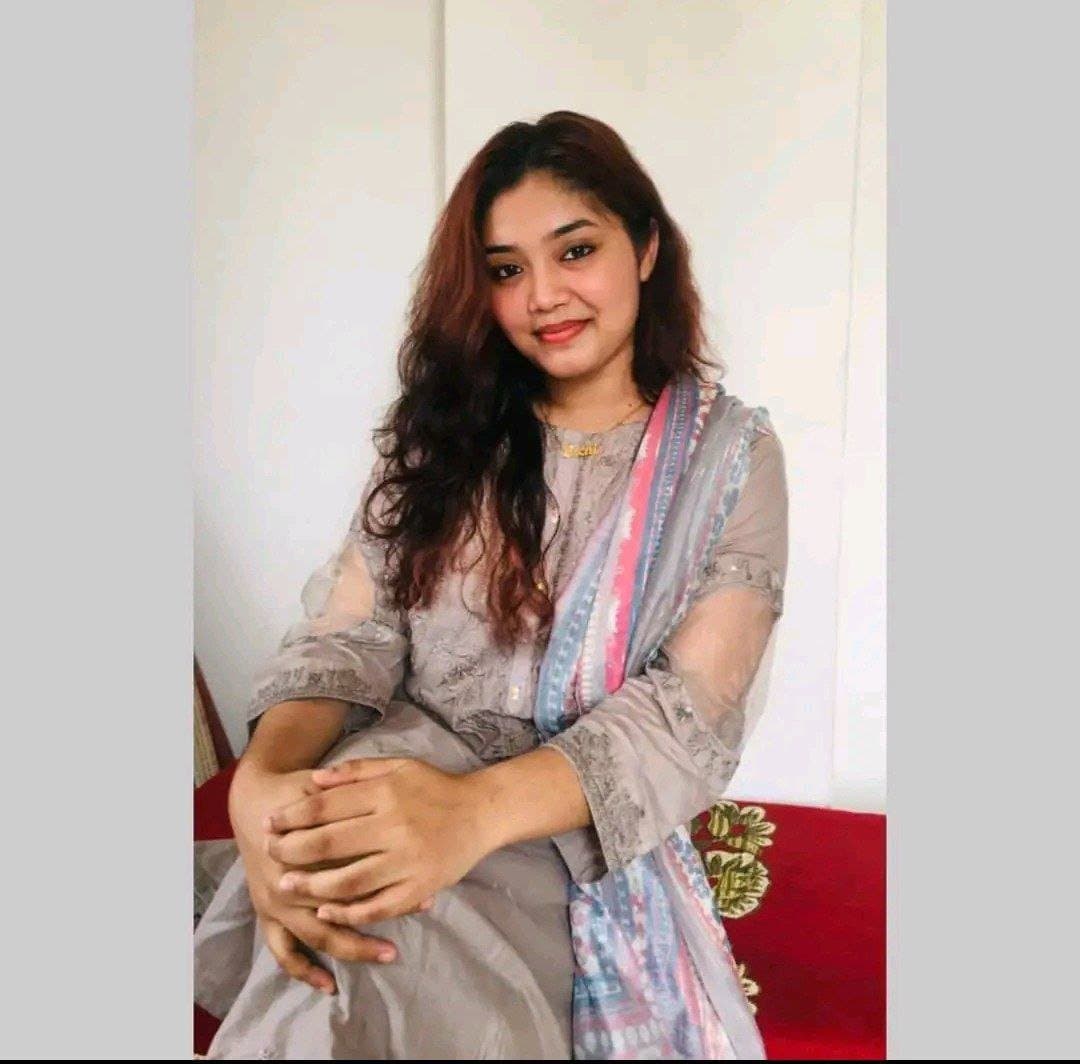 Desi indian hot milf gf showing her boobs