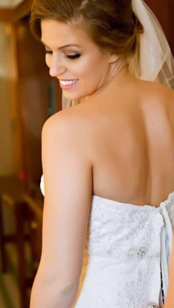 Sexy Burnette milf looking for excitement.