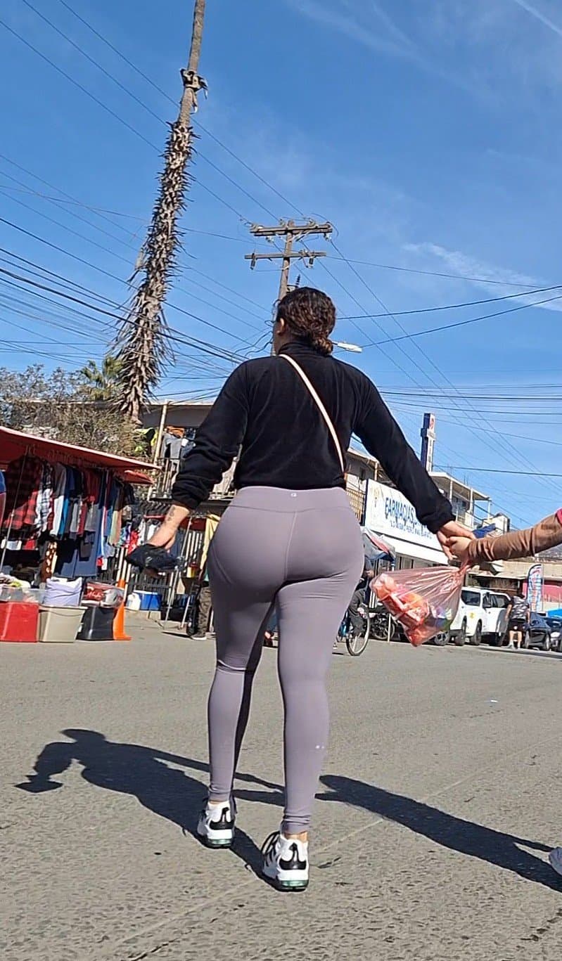 Morena en leggings tremendo culazo