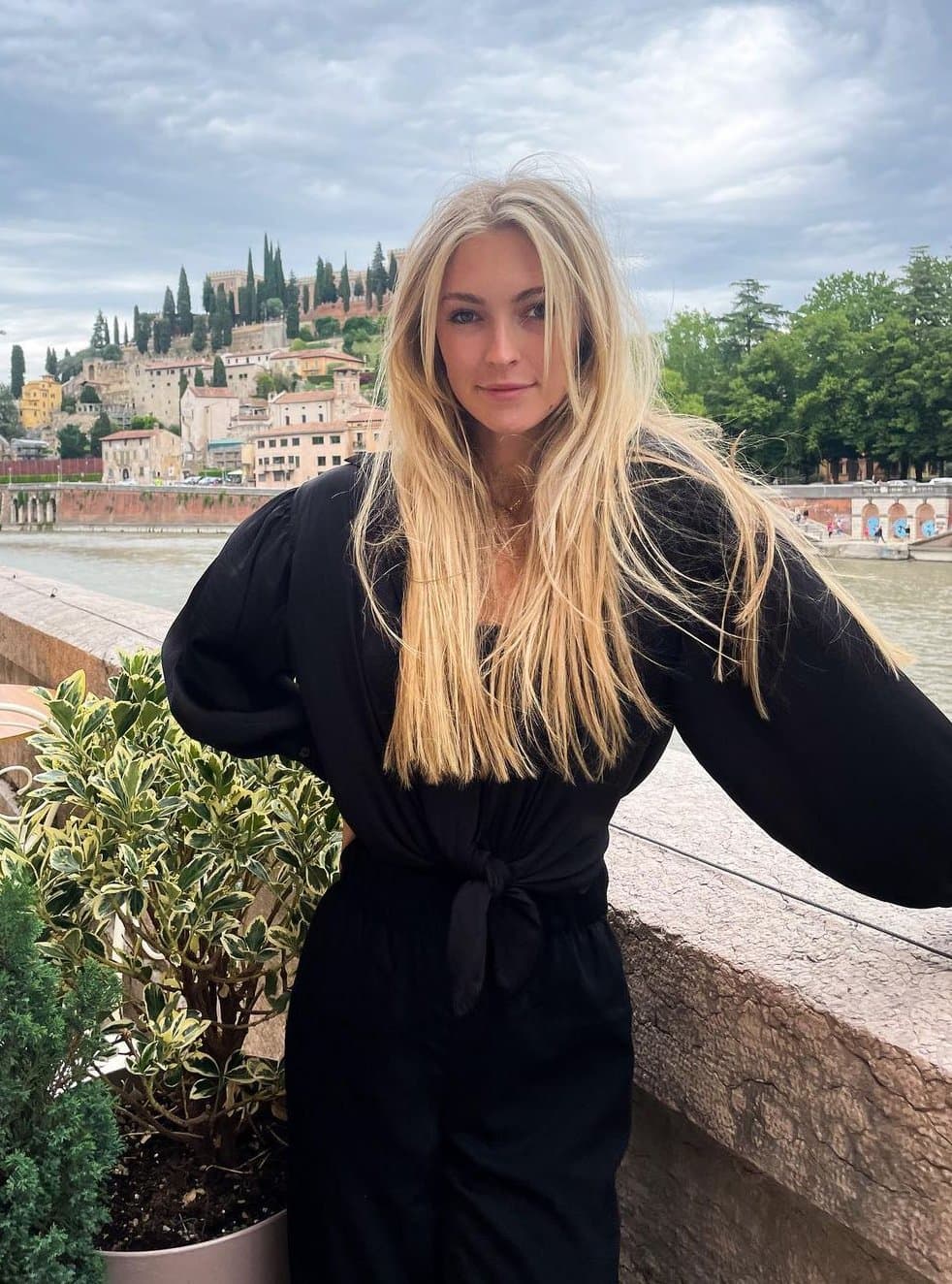 Stunning blonde bodybuilder with a tight, fit, and sexy body