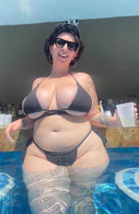 White booty vs black booty. Who wins?