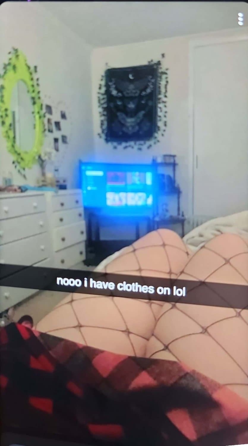 Click to view full size Hot teen girl shows her body off on snapchat