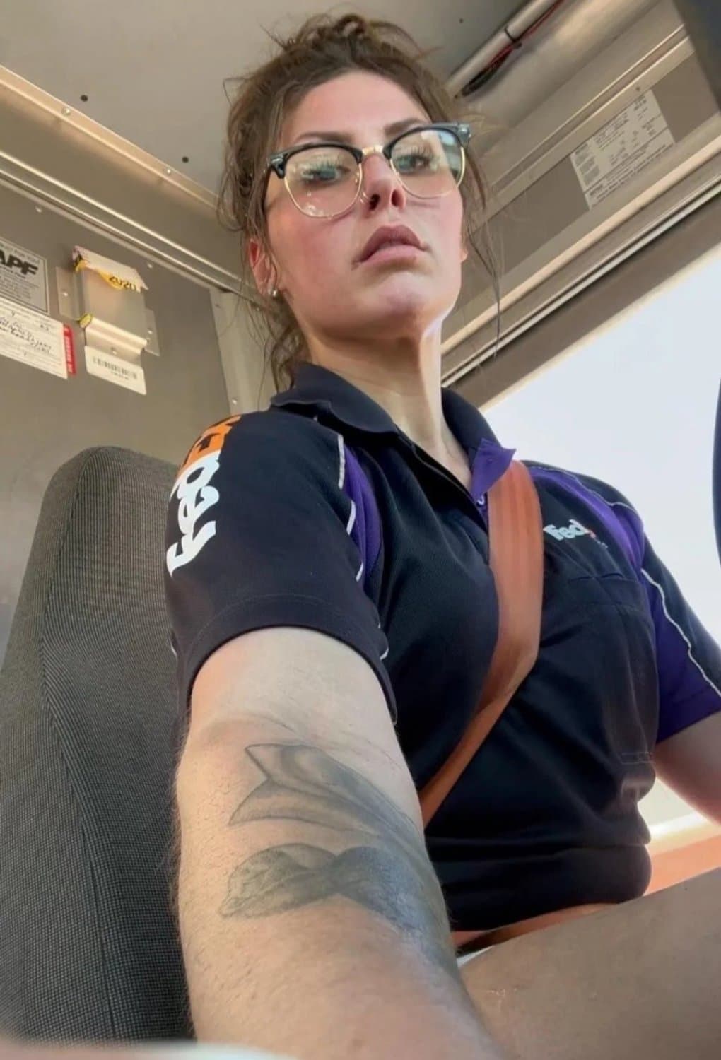 Delivery driver makes herself useful. Give her a back door delivery