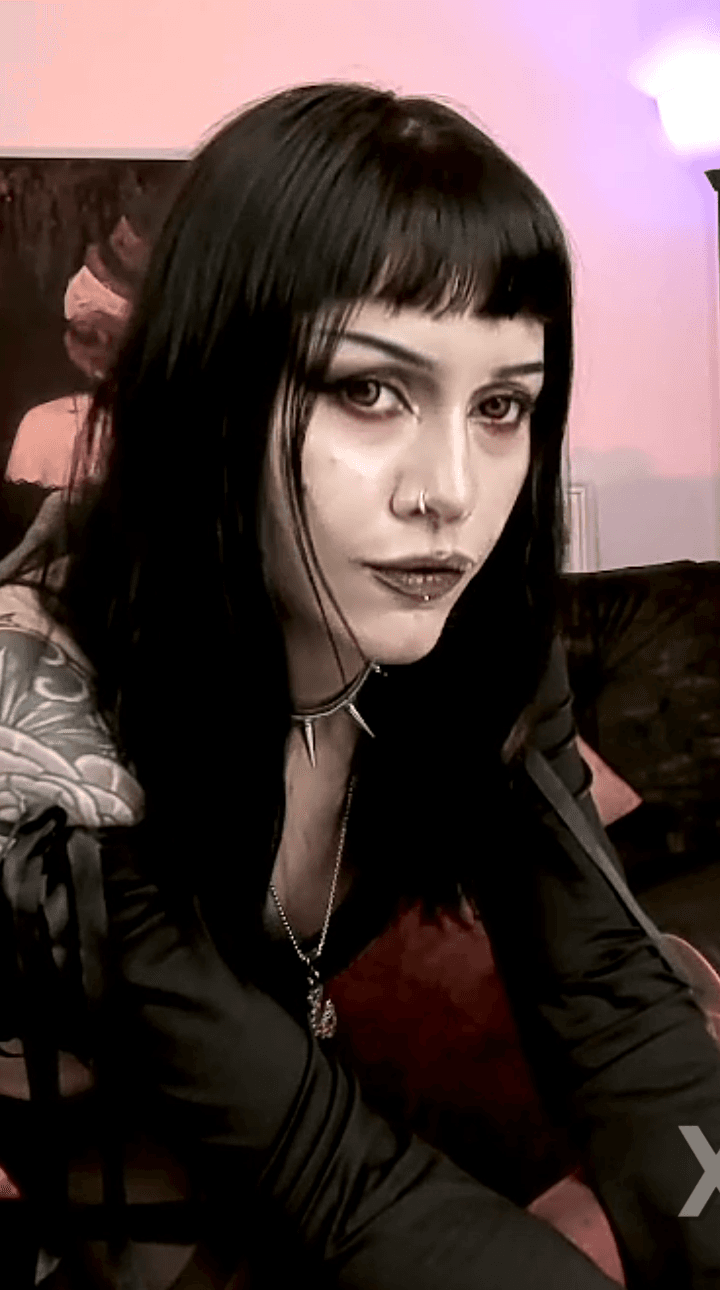 Petite Latina metalhead