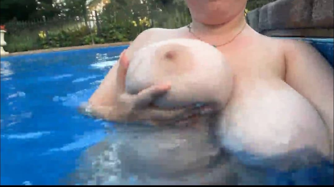 Cow PAWG staying a float thanks to those fucking warlocks