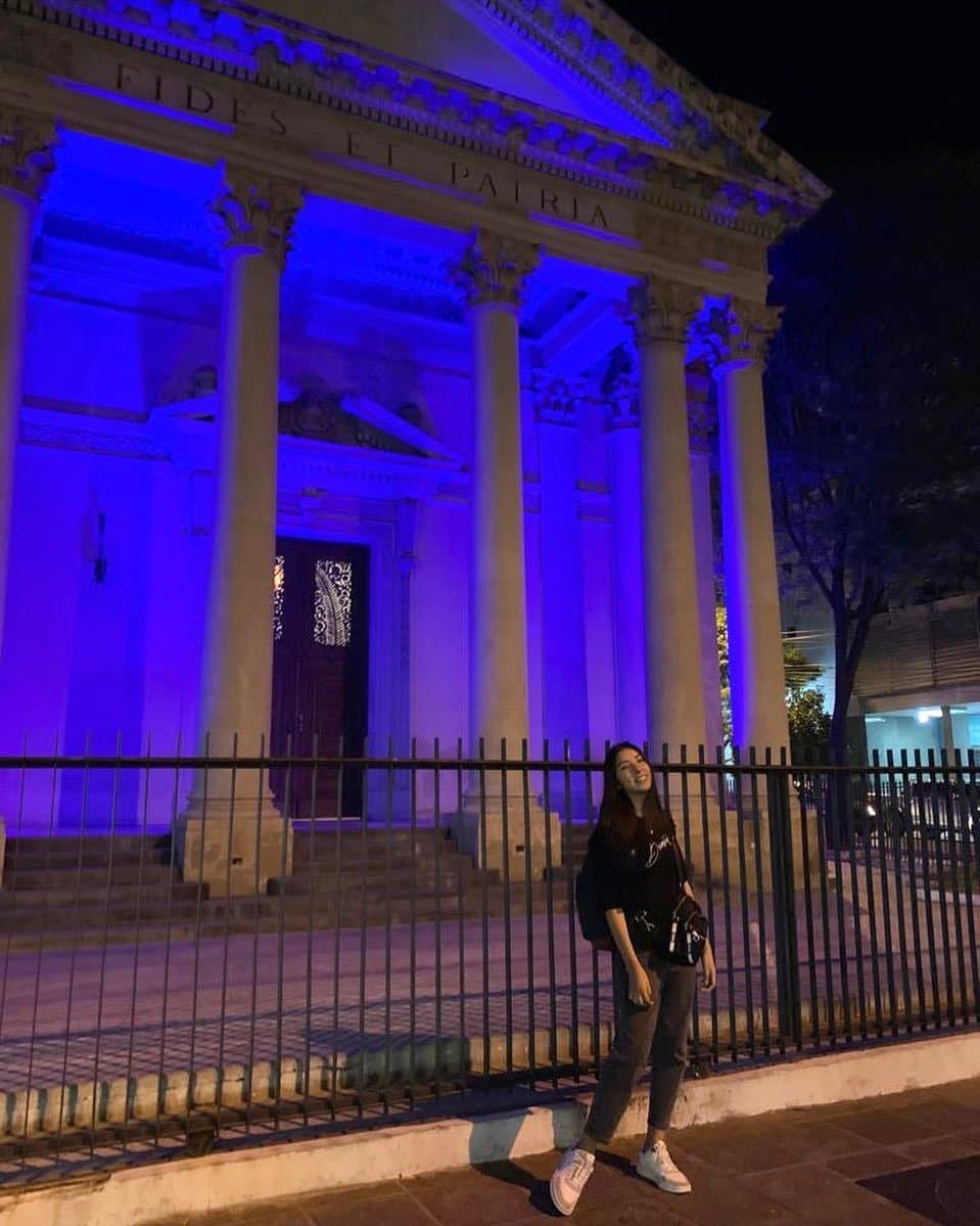 Que hermosas piernas se carga esta morrita?