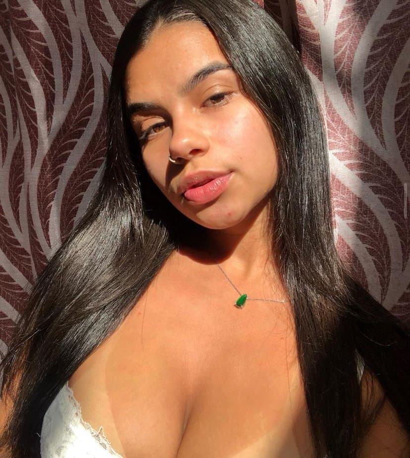 Mulher linda exibindo seu corpo lindo no insta