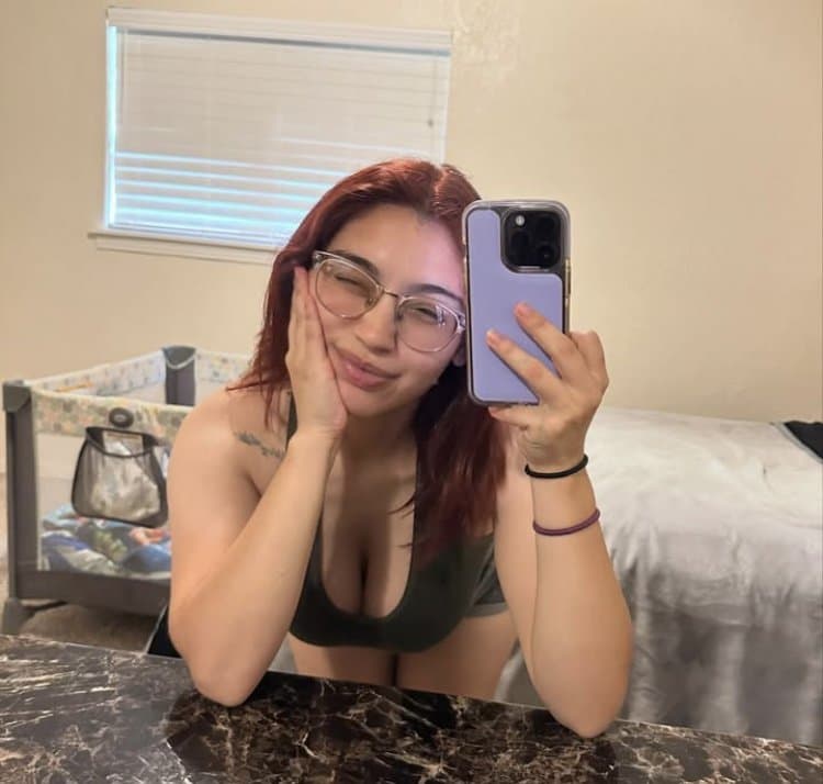 Salpicaría toda mi leche de ver como ya le cuelgan las enormes tetas a mi prima Sara