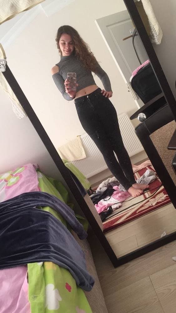 Cornudo nos comparte a la puta de su esposa masturbandose