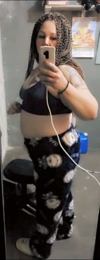 Mi madrastra por andar de puta le destrozaron el culo,el desconocido la obligó a tener anal