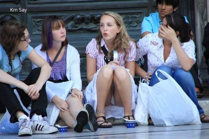 Hermosa descuido o exhibición al público su tanga?1