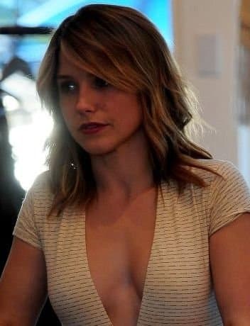 Sophia Bush is so Fucking Sexy what Great Banging Body! she makes for a Great Cum Target ??