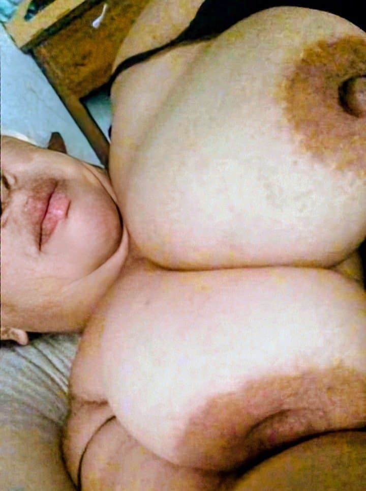 Tremendas tetas y grandes pezones maduros