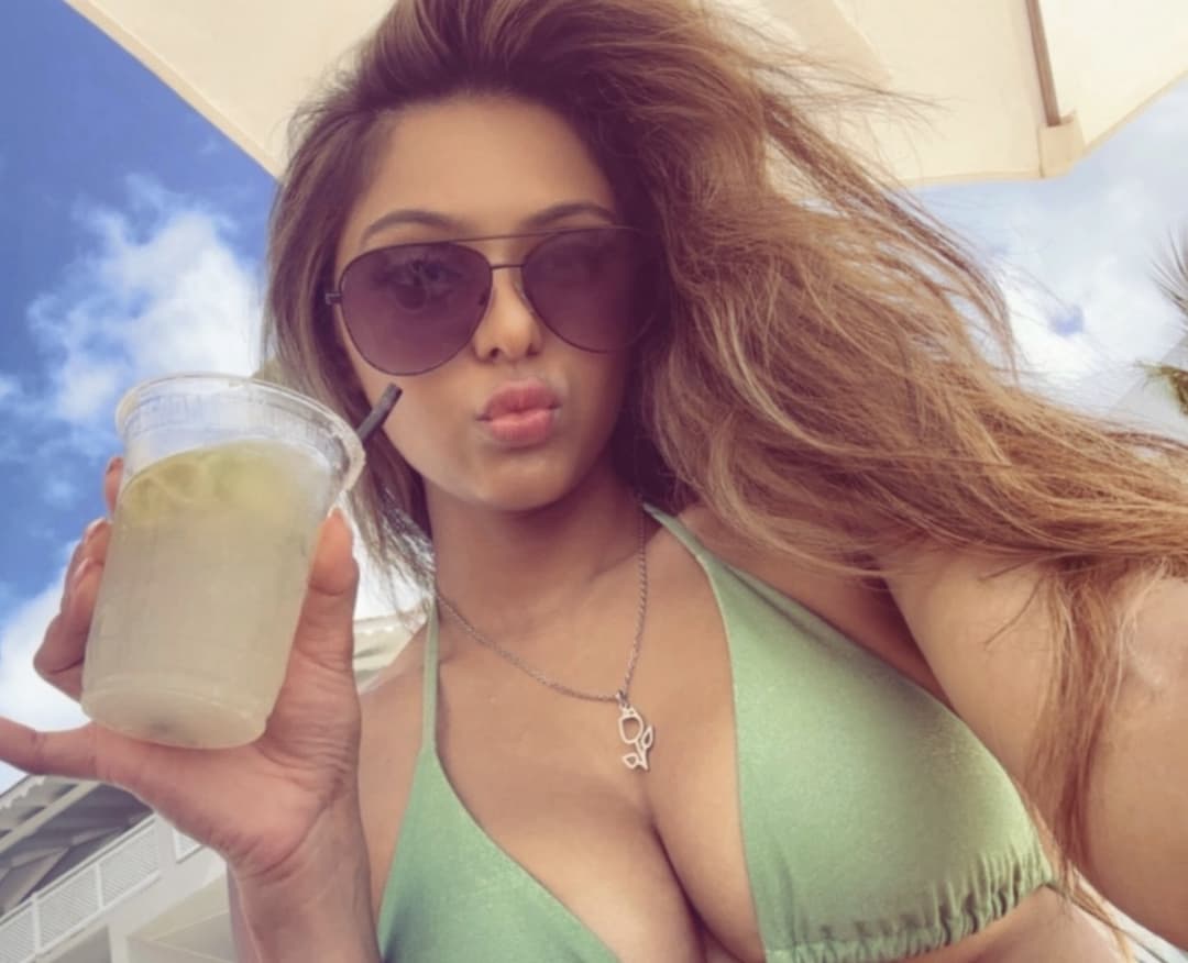 Fitting that this nri brown camel desi slut doesn’t care her camel toe is showing