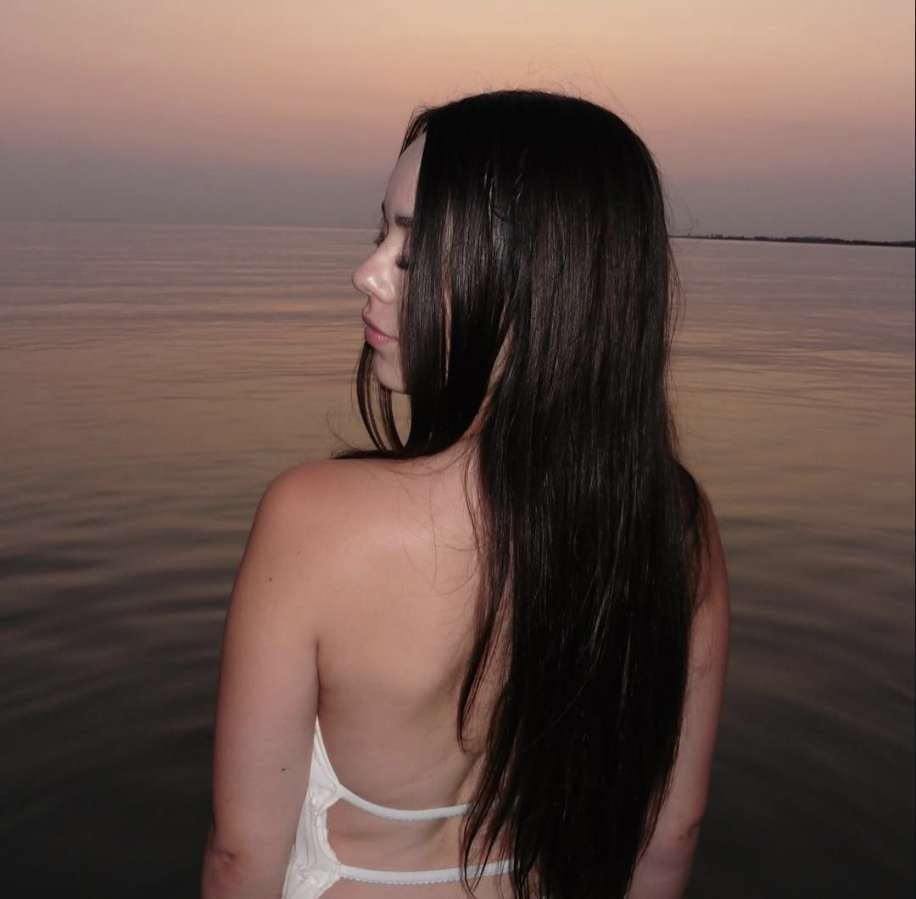 Ma soeur de 21 ans elle est trop belle régalez vous les gars