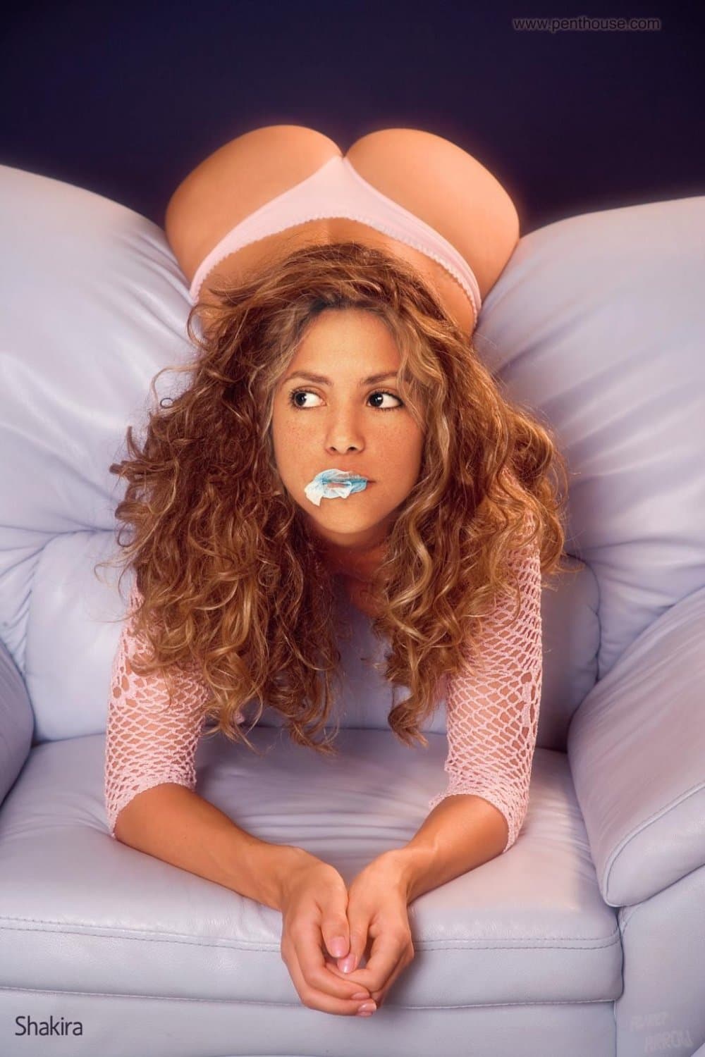 Shakira mostrando su culote caliente