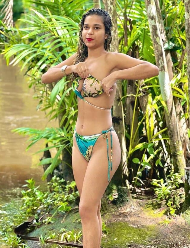 Novinha com cara de vagabunda exibindo seu corpo no insta