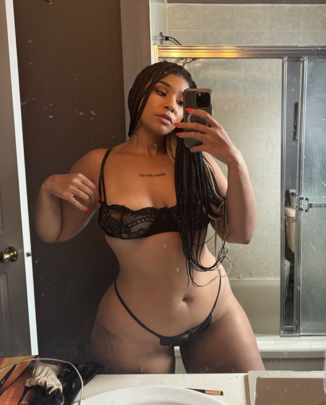 Click to view full size Sexiest lightskin baddie sapphire????