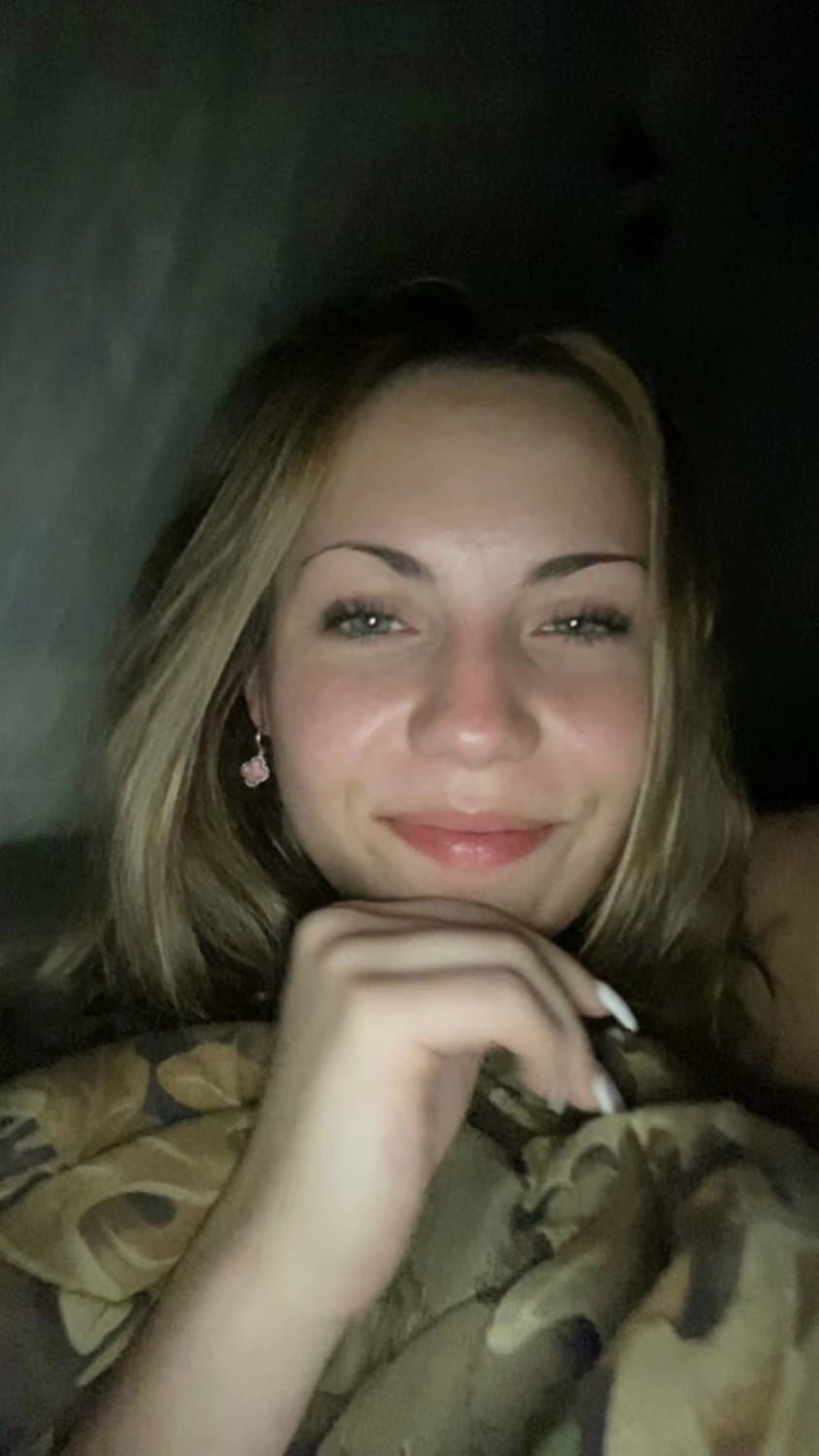 Do you think this sexy white girl has leaks? Comment what you think.