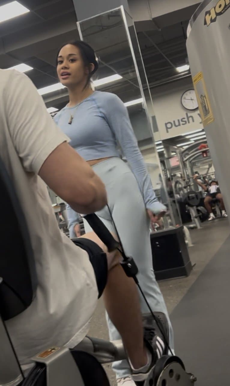 Thirsty gym babe showing off her g-string cameltoe. It was up her pussy ! Like & comment if u enjoy!