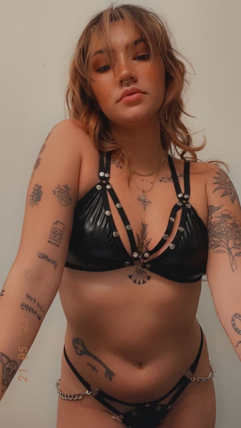 Young hipster slut plays with her pussy like daddy told her to