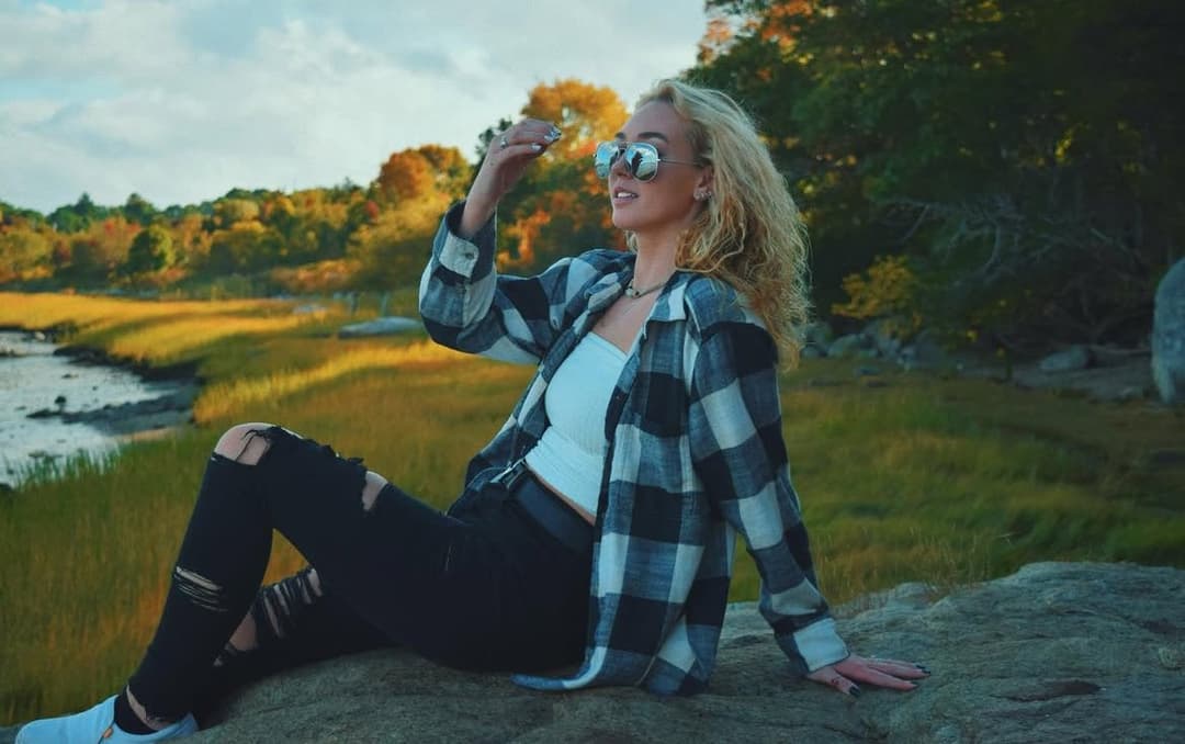 Click to view full size Brenna, 23. 2289 followers and us