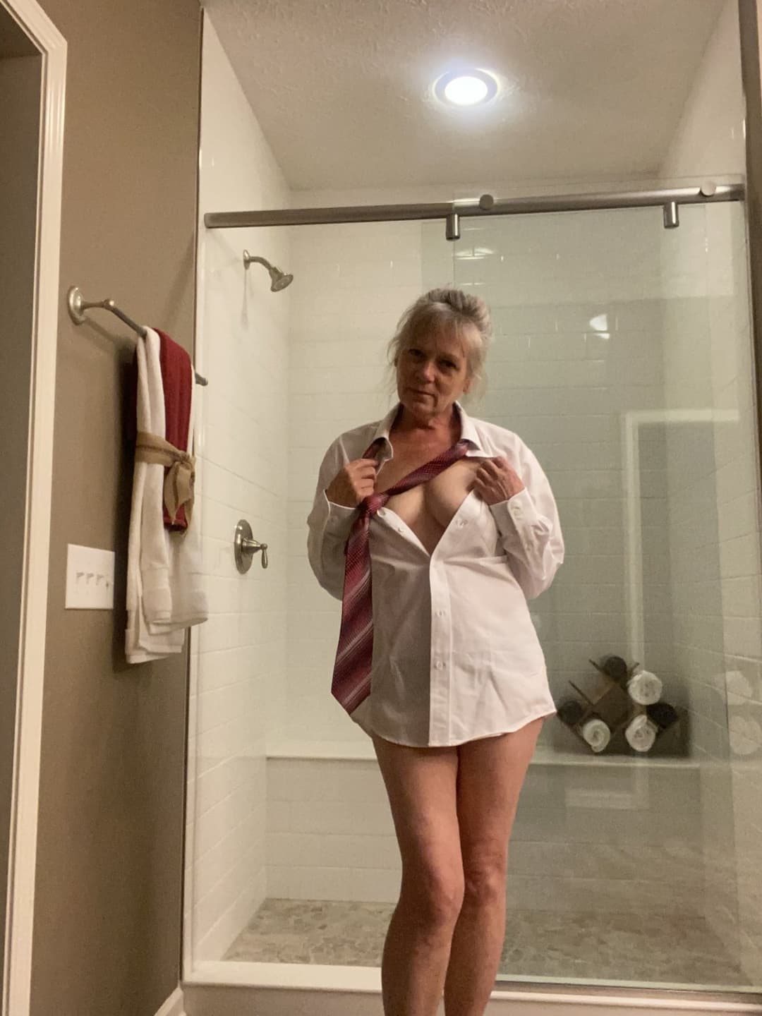 Slutwife Deanna posing