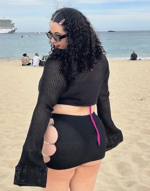 Click to view full size Zorra de buen cuerpo calienta a todos mostrando su enorme culote en bikini