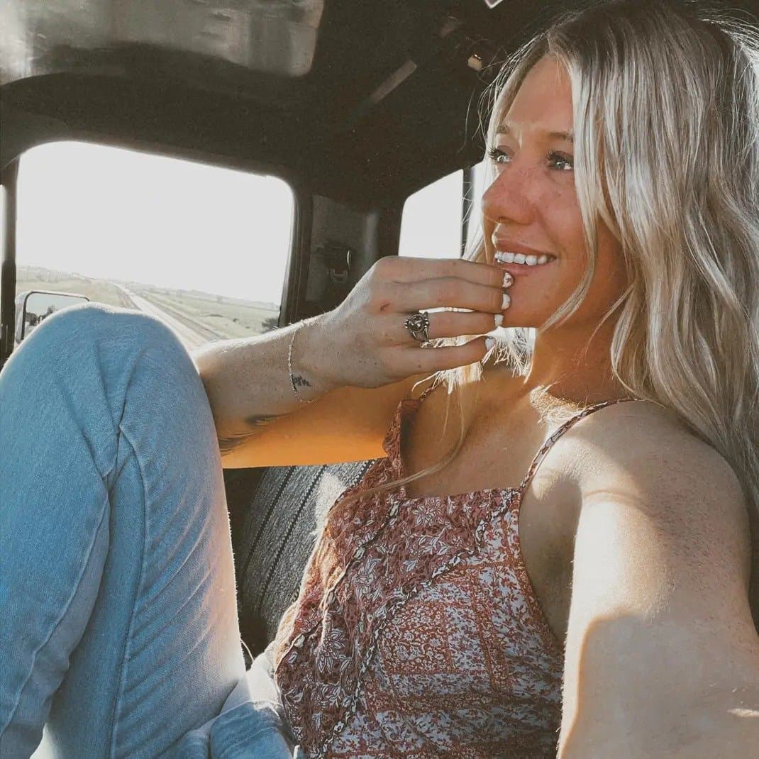 Blonde slutty country girls are always the freakiest. She wants to be made famous