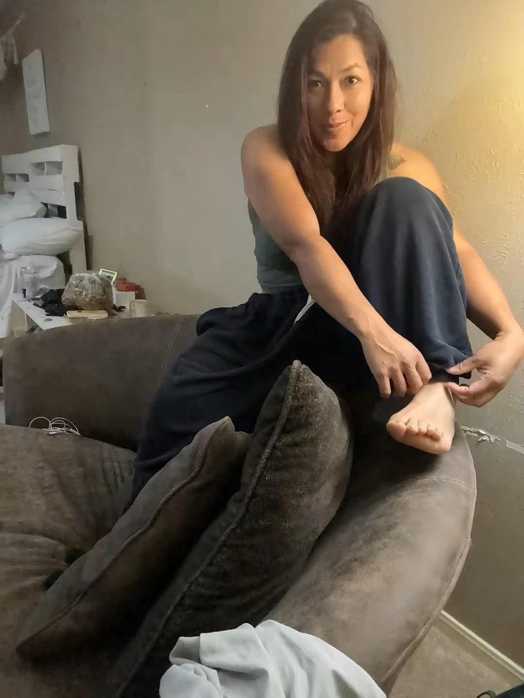 Bitch from Texas likes to show her feet