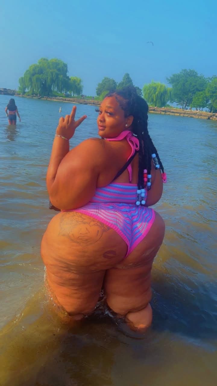 HUGE SSBBW SEXY ASS BOOTY