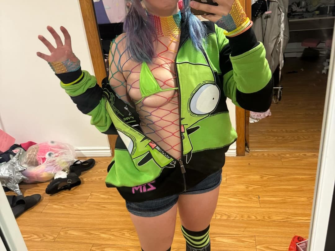 Nymphomaniac can’t stop deepthroating her fav toy.