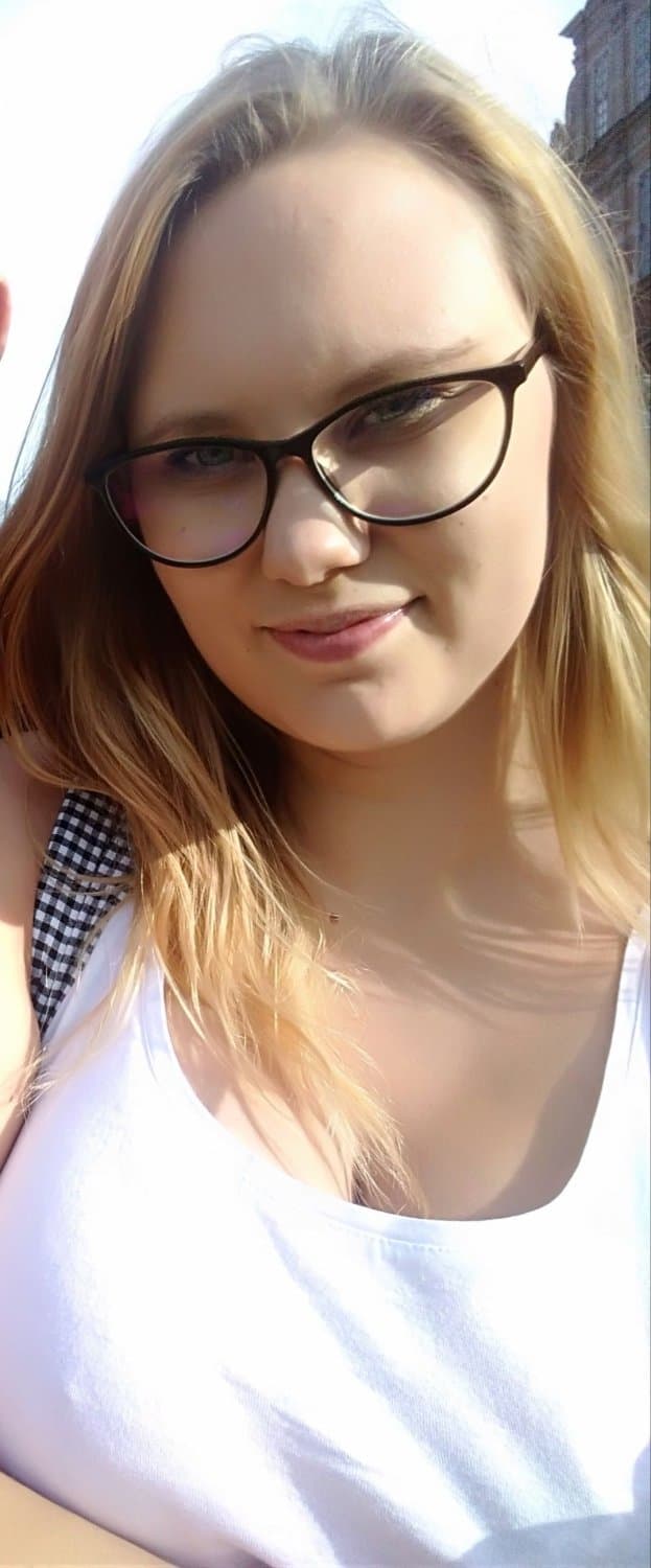 Cute foreigner Karolinka and her bangin natural curves! ?