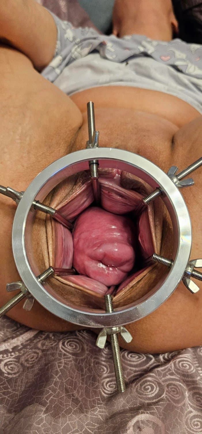 Sexy milf destroy her pussy & show cervix