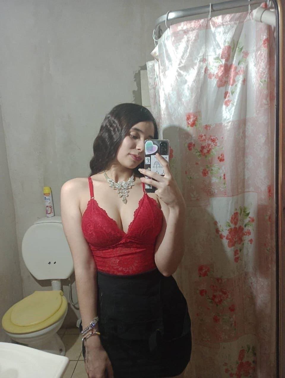 Putita Argentina con cuerpo perfecto enseñando y mamando verga