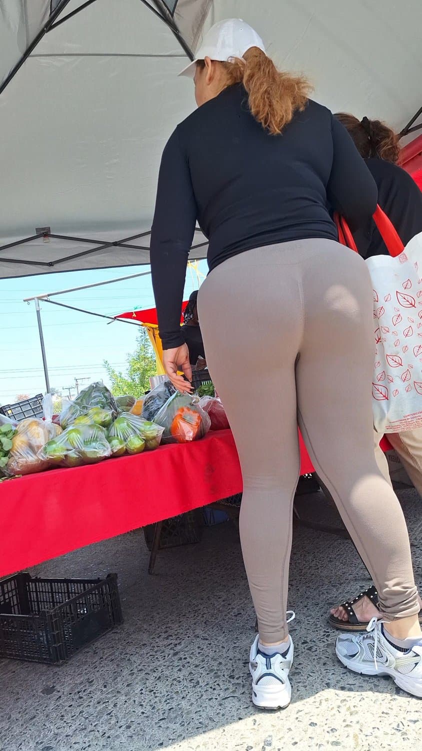 Rico culote de madura milf se le marca la tanga bien rico.