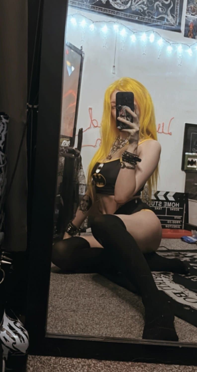 Look at me, now look at my butt, now back at me, now your dick is hard