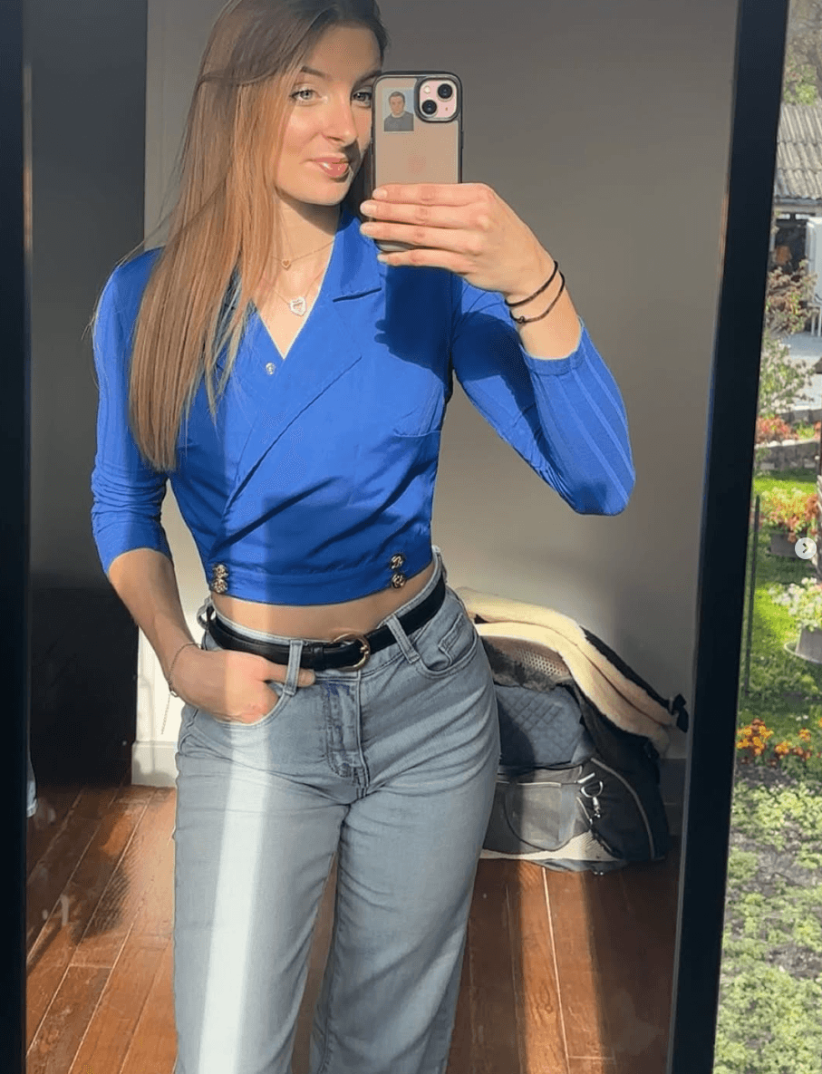 Sexy blonde Anaïs wants a facial