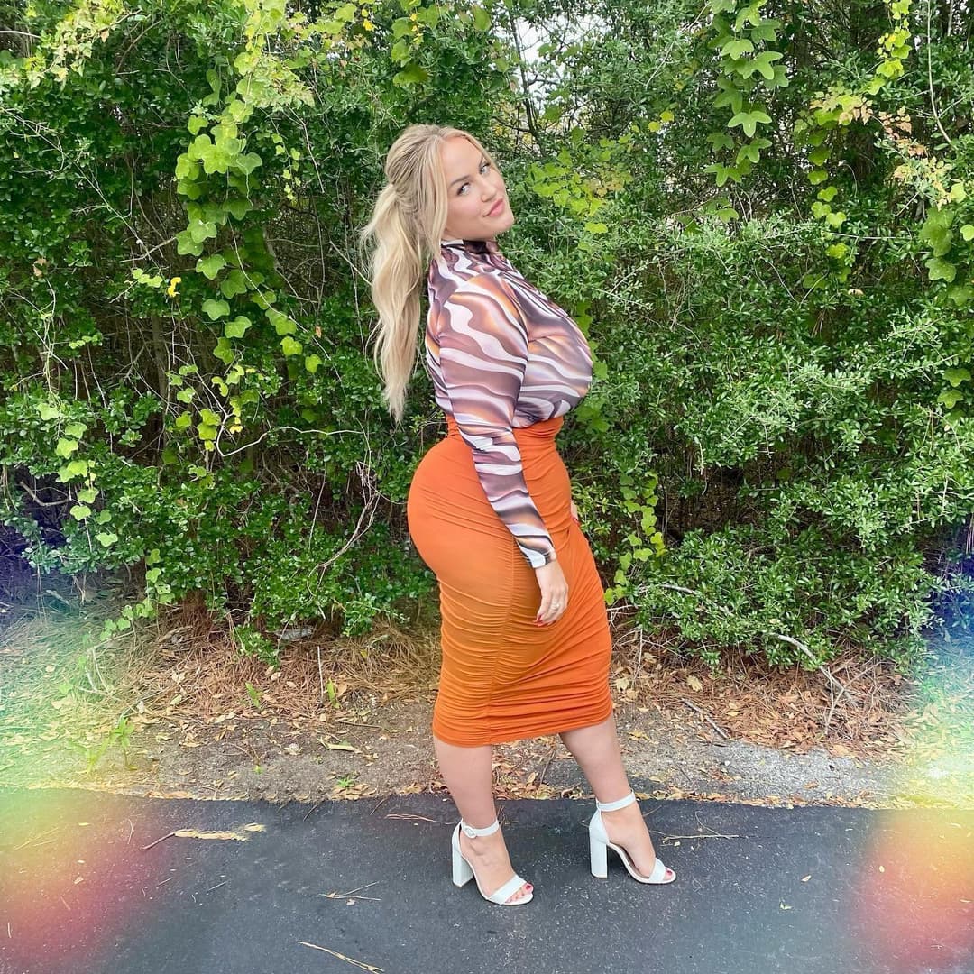 Click to view full size Classy Thick Blonde PAWG Busty Blonde Huge Tits